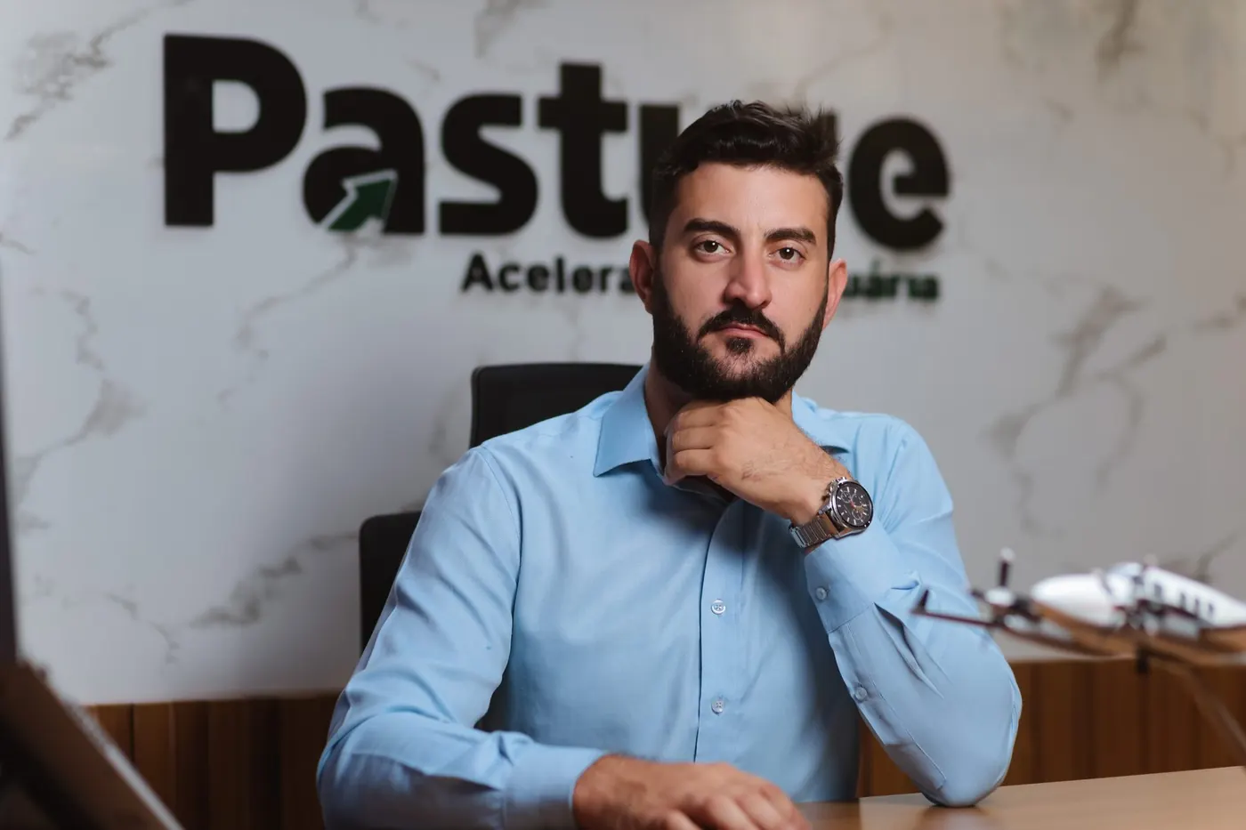 Bráulio Dornelas no escritório da Pasture, com o logotipo na parede